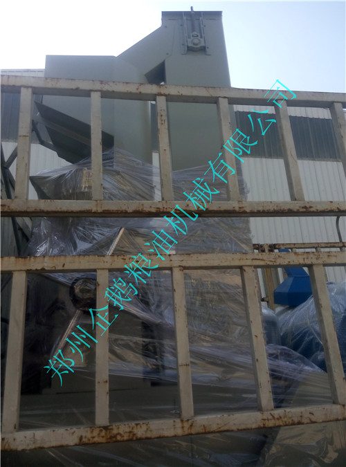 安徽蒙城客戶預(yù)定的100型螺旋榨油機(jī)設(shè)備今天發(fā)貨(圖4) 安徽蒙城客戶預(yù)定的100型螺旋榨油機(jī)設(shè)備今天發(fā)貨(圖4)