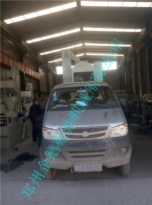 開封客戶預(yù)定的100型螺旋榨油機設(shè)備今發(fā)貨(圖1)