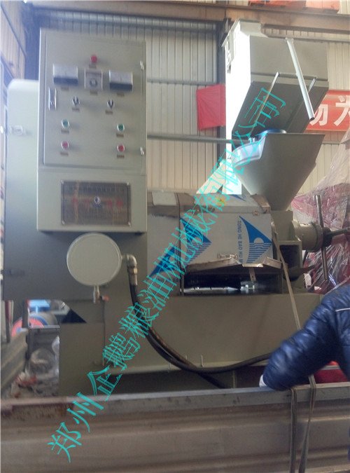 開封客戶預(yù)定的100型螺旋榨油機設(shè)備今發(fā)貨(圖2)